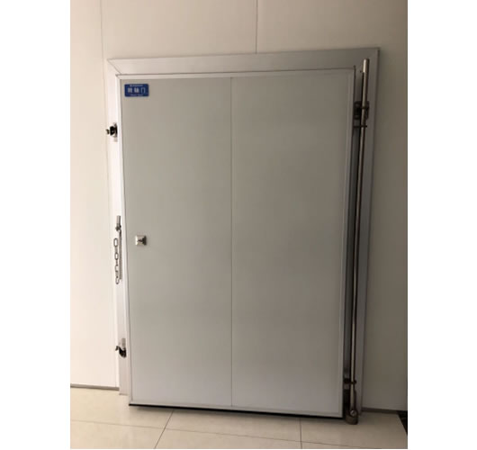 Cold storage pivot door